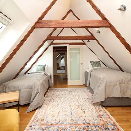 2 Bedroom & 2 Bathroom Luxury With Balcony In Old Town Apartment *