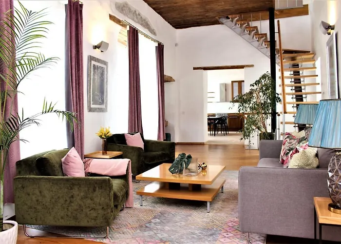 2 Bedroom & 2 Bathroom Luxury With Balcony In Old Town